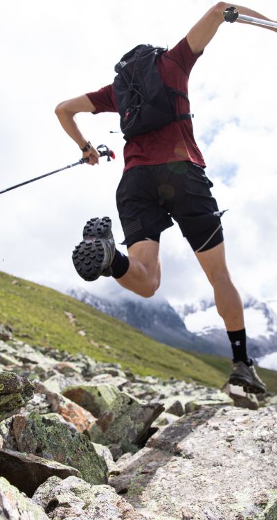 Erlebe einen unvergesslichen Sommer-Urlaub im Explorer Hotel Ötztal in Umhausen und probier Dich statt Wandern auch mal mit Trailrunning in den Bergen aus!