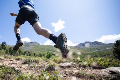 Randonnée ou course à pied en pleine nature dans les Alpes de l'Ötztal, au Tyrol autrichien, pendant des vacances en famille. Par exemple, au Hohe Mut, près de l'hôtel Explorer Ötztal à Umhausen.