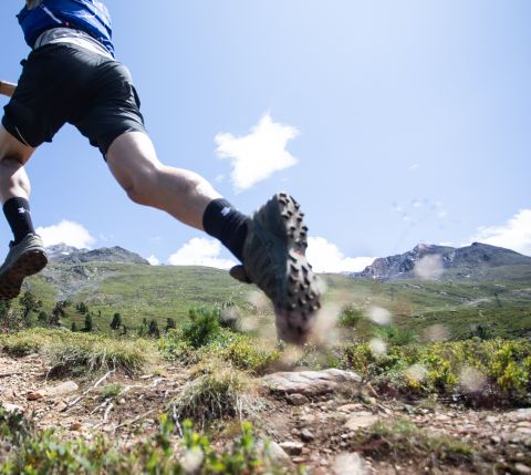 Im Familienurlaub Wandern oder Trailrunning in den Ötztaler Alpen in Tirol in Österreich. Zum Beispiel an der Hohen Mut nahe des Explorer Hotel Ötztal in Umhausen.