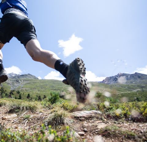 Családi nyaralás alkalmával túrázzon vagy futson terepen az Ötz-völgyi-Alpokban, Tirolban, Ausztriában. Például a Hohe Mutban, az Explorer Hotel Ötztal közelében, Umhausenben.