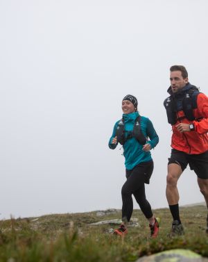 Zu zweit dem Gipfel entgegen beim Trailrunning im Ötztal in Tirol Übernachte im Explorer Hotel Ötztal in Umhausen und starte direkt in Dein nächstes Trailrunning-Abenteuer, zum Beispiel bei der Hochgurglbahn zur Hohen Mut.