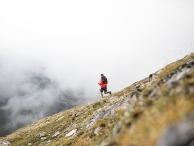 Nachdem Du beim Trailrunning die Trails an der Hohen Mut in den Ötztaler Alpen unsicher gemach hast, geht's zurück zum Explorer Hotel Ötztal in Umhausen. In Deiner Urlaubs-Unterkunft in Tirol angekommen kannst Du Dich an der Bar mit einem Getränk belohnen und in der Sauna entspannen.