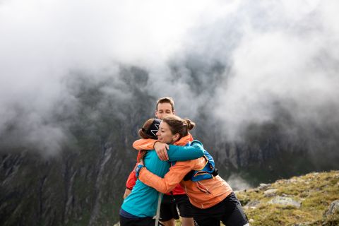 Zusammenhalt beim Trailrunning in den Alpen