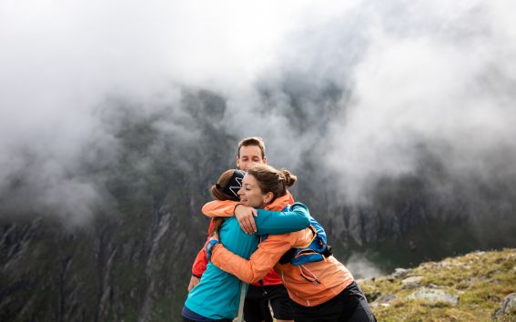 Zusammenhalt beim Trailrunning in den Alpen