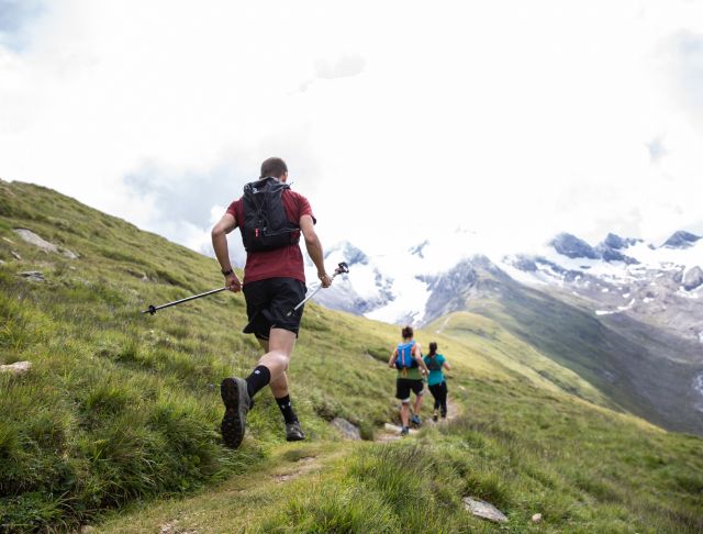 Během letní dovolené v rakouském Tyrolsku na vás a vaši rodinu čekají v blízkosti hotelu Explorer Hotel Ötztal rozmanité stezky pro pěší turistiku a běh!