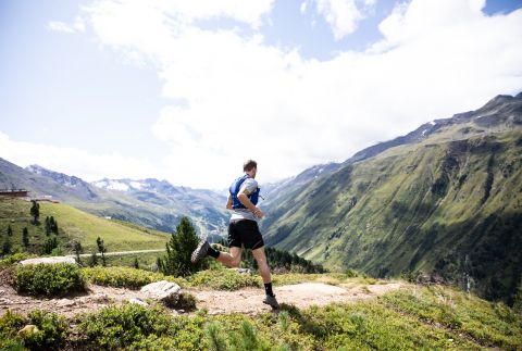 Escursionismo e trail running negli Explorer Hotel in Germania e Austria. Dopo l'escursione sportiva, tornate al vostro alloggio, dove potrete rilassarvi nella spa sportiva con sauna durante le vostre vacanze estive.