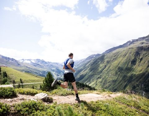 Túrázás és terepfutás a németországi és ausztriai Explorer Hotelekben. A sportos kirándulás után térjen vissza szállására, ahol a nyári vakáció alatt pihenhet a szaunával ellátott sportfürdőben.