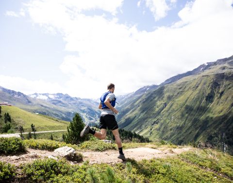 Túrázás és terepfutás a németországi és ausztriai Explorer Hotelekben. A sportos kirándulás után térjen vissza szállására, ahol a nyári vakáció alatt pihenhet a szaunával ellátott sportfürdőben.