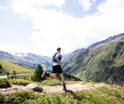 Hiking and trail running at the Explorer Hotels in Germany and Austria. After your sporty excursion, return to your accommodation, where you can relax in the sports spa with sauna during your summer vacation.