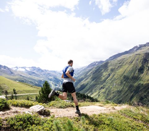 Hiking and trail running at the Explorer Hotels in Germany and Austria. After your sporty excursion, return to your accommodation, where you can relax in the sports spa with sauna during your summer vacation.