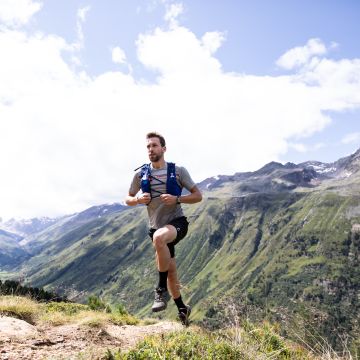 Schritt für Schritt dem Ziel entgegen beim Trailrunning in den Alpen