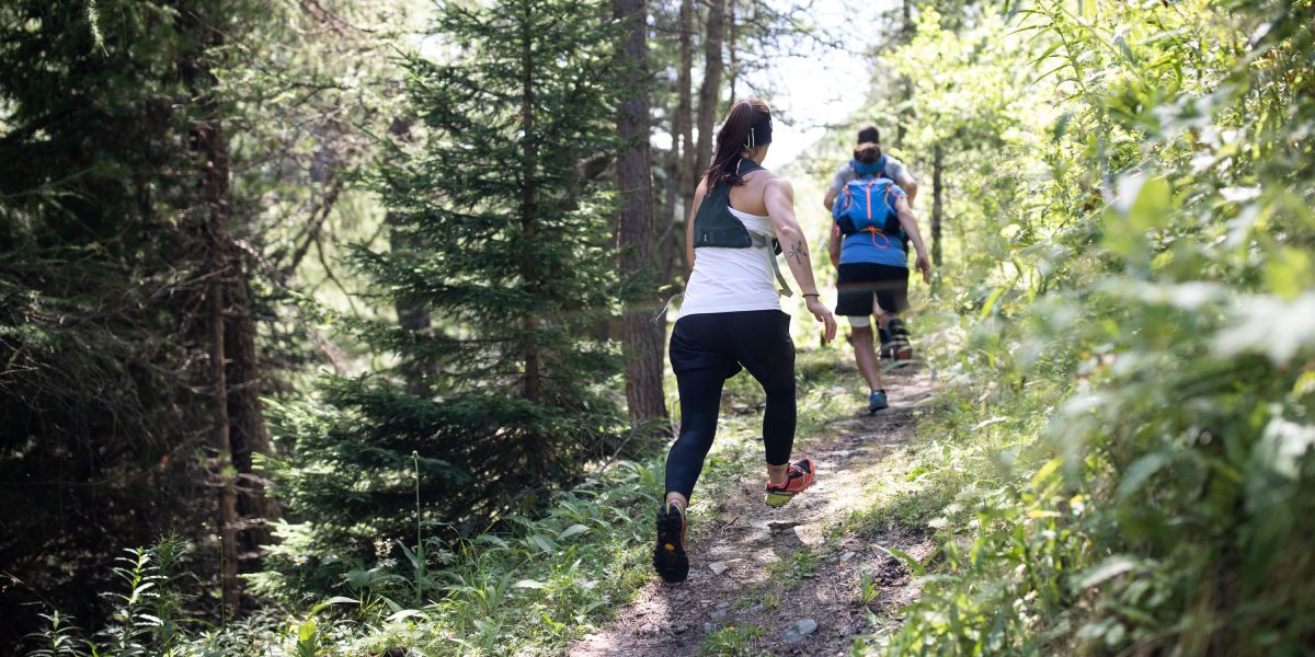 Über Stock und Stein durch den Wald im Ötztal Erlebe die Natur und die Berge im Ötztal in Deinem Urlaub im Explorer Hotel in Umhausen in Tirol! Von Deiner Unterkunft aus entdeckst Du die besten Trailrunning Trails der Region!