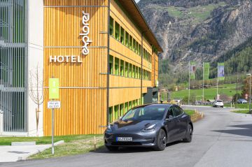 Egal ob Model 3, Model S oder Model X - alle Tesla Modelle laden im Urlaub ihre Akkus wieder auf. Auch andere Elektroautos finden hier eine Ladesäule.