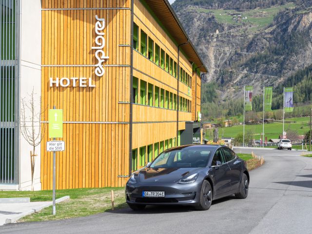 Stations de recharge Tesla dans tous les hôtels Explorer Qu'il s'agisse d'une Model 3, d'une Model S ou d'une Model X, tous les modèles Tesla peuvent recharger leurs batteries pendant vos vacances. D'autres voitures électriques peuvent également trouver une borne de recharge sur place.