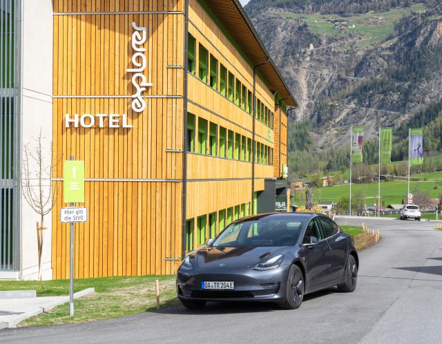 Nabíjecí stanice Tesla ve všech hotelech Explorer Ať už se jedná o Model 3, Model S nebo Model X, všechny modely Tesly si dobíjejí baterie během dovolené. Nabíjecí stanice zde najdou i ostatní elektromobily.