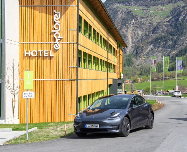 Tesla töltőállomások minden Explorer szállodában Legyen szó akár Model 3-ról, Model S-ről vagy Model X-ről, minden Tesla modell feltölti az akkumulátorait nyaralás közben. Más elektromos autók is találhatnak itt töltőállomásokat.