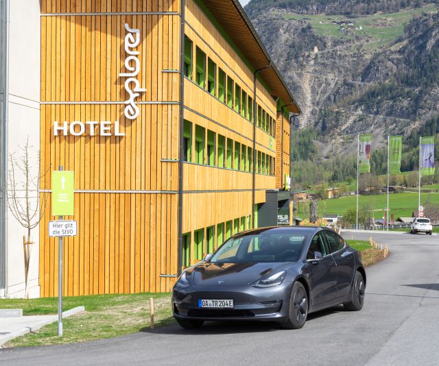 Tesla Ladestationen in allen Explorer Hotels Egal ob Model 3, Model S oder Model X - alle Tesla Modelle laden im Urlaub ihre Akkus wieder auf. Auch andere Elektroautos finden hier eine Ladesäule.