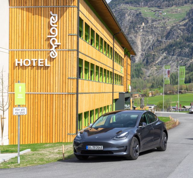 Niezależnie od tego, czy to Model 3, Model S, czy Model X, wszystkie modele Tesli ładują akumulatory podczas wakacji. Stacje ładowania innych samochodów elektrycznych również znajdują się tutaj.