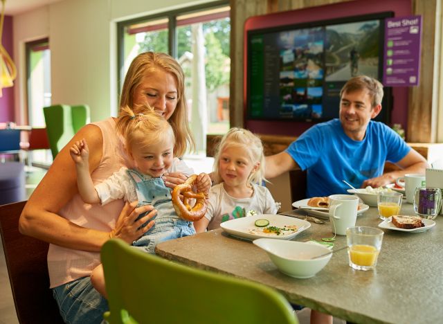 Nasze regionalne śniadanie, przygotowywane ze świeżych, wysokiej jakości produktów, oferuje coś dla każdego.