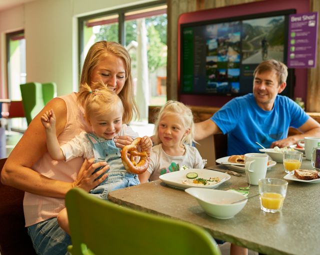 Bei unserem regionalen Frühstück mit frischen und hochwertigen Produkten ist für Jung und Alt das Passende dabei.