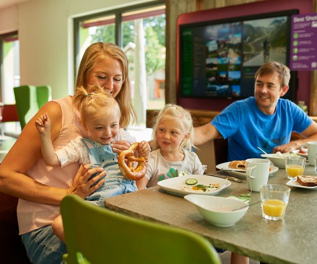 Notre petit-déjeuner régional, composé de produits frais et de grande qualité, saura satisfaire tous les goûts, petits et grands.
