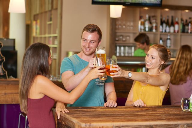 Heißgetränke, alkoholfreie Getränke, Bier, Wein, Longdrinks, Cocktails oder Spirituosen - was darf es für Dich sein? Die Explorer Bar hat täglich ab 16.00 Uhr geöffnet.