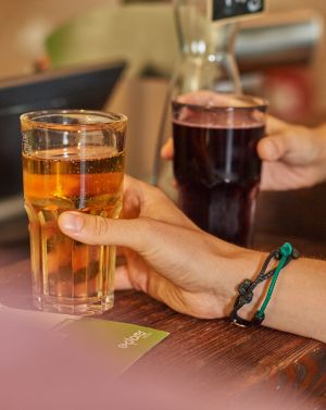 Bar in stilvollem Ambiente - hier kannst Du Deinen Urlaubstag gemütlich ausklingen lassen. Ab 16.00 Uhr gibt es verschiedene Drinks, aber auch Snacks für den kleinen Hunger zwischendurch.