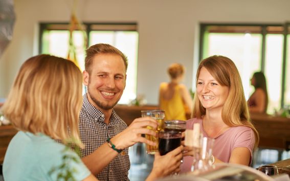 Tausche Dich an der Bar mit den anderen Gästen aus