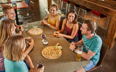 Bier, Wein oder doch lieber ein Heißgetränk - was würdest Du aus unserer Barkarte wählen? Die Explorer Hotelbar ist täglich ab 16.00 für Dich geöffnet.