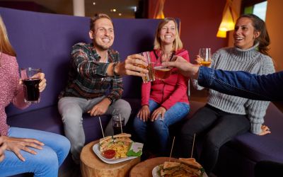 Genau das Richtige, um nach einem aktiven Tag in den Bergen ein bisschen zu entspannen - verbring einen geselligen Abend an der Explorer Hotelbar.