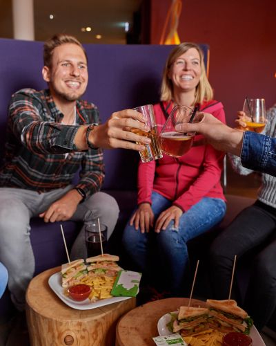 Il posto ideale per rilassarsi dopo una giornata attiva in montagna: trascorrere una serata in compagnia all'Explorer Hotel Bar.