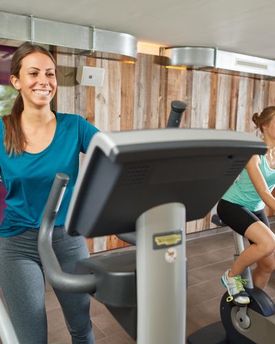 Der Fitnessraum im Explorer Sport Spa hat schon ab 7 Uhr geöffnet. Auf den verschiedenen Fitness- und Cardiogeräte kannst Du Dich auspowern.