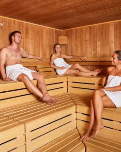 Genieße die Zeit mit Deinen Freunden in der Sauna