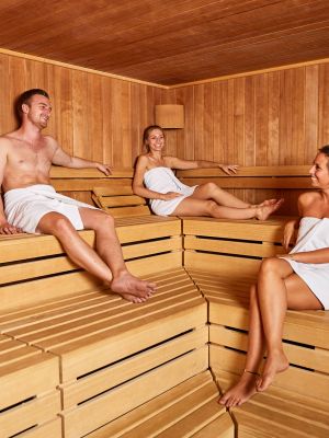 Genieße die Zeit mit Deinen Freunden in der Sauna