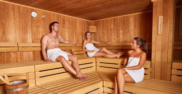 Genieße die Zeit mit Deinen Freunden in der Sauna