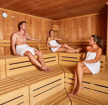 Genieße die Zeit mit Deinen Freunden in der Sauna