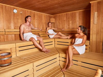 Nach einem ausgiebigen Skitag kannst du in der Finnischen Sauna bei Temperaturen von 80 bis 100℃ gemeinsam mit deinen Freunden entspannen und den Tag ausklingen lassen.