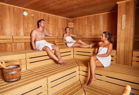 Nach einem ausgiebigen Skitag kannst du in der Finnischen Sauna bei Temperaturen von 80 bis 100℃ gemeinsam mit  deinen Freunden entspannen und den Tag ausklingen lassen.