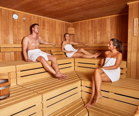 Po dlouhém dni lyžování si můžete s přáteli odpočinout ve finské sauně s teplotami od 80 do 100 °C a nechat den zakončit.