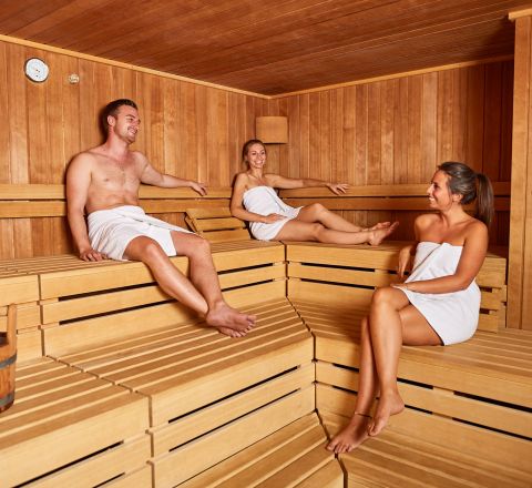 Dopo una lunga giornata sugli sci, potrete rilassarvi con i vostri amici nella sauna finlandese, dove le temperature variano dagli 80 ai 100 °C, e concludere così la giornata.