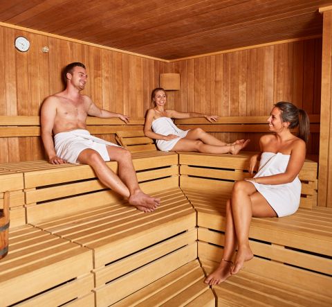 Après une longue journée de ski, vous pourrez vous détendre entre amis dans un sauna finlandais à une température de 80 à 100 °C et terminer la journée en beauté.