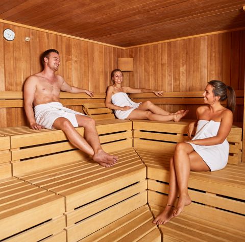 Ciesz się czasem spędzonym z przyjaciółmi w saunie Po długim dniu spędzonym na nartach możesz zrelaksować się w towarzystwie przyjaciół w fińskiej saunie, w której temperatura waha się od 80 do 100°C, i tak zakończyć dzień.