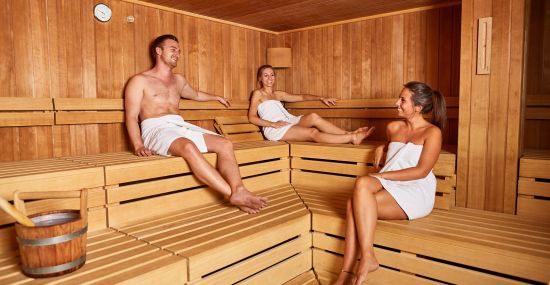 Genieße die Zeit mit Deinen Freunden in der Sauna