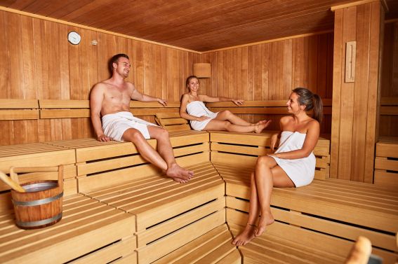 Genieße die Zeit mit Deinen Freunden in der Sauna
