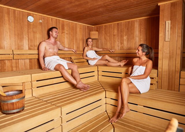 Po długim dniu spędzonym na nartach możesz zrelaksować się w towarzystwie przyjaciół w fińskiej saunie, w której temperatura waha się od 80 do 100°C, i tak zakończyć dzień.