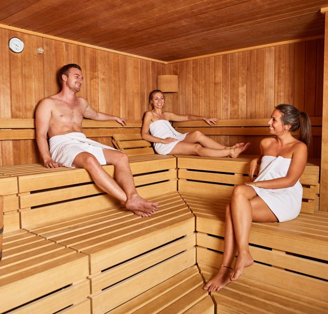 Après une longue journée de ski, vous pourrez vous détendre entre amis dans un sauna finlandais à une température de 80 à 100 °C et terminer la journée en beauté.
