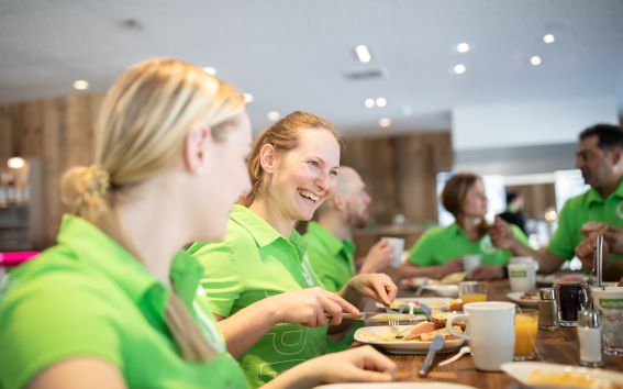 Zusammen frühstücken in den Explorer Hotels.