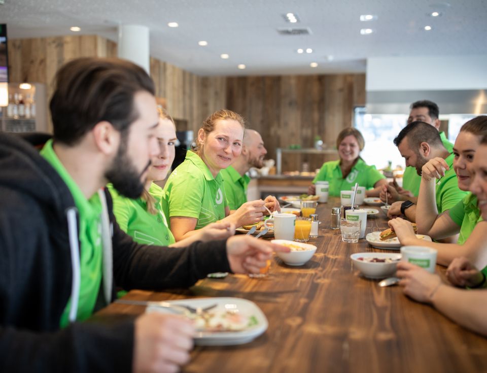 Společná snídaně během přestávky