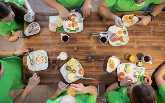 Dein vitaler Start in den Tag mit einem Frühstück im Explorer Hotel. Du hast die Möglichkeit, Dir aus verschiedenen Komponenten Dein eigenes Frühstück zusammenzustellen.