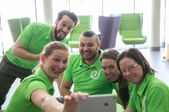 Zunge raus für das perfekte Selfie